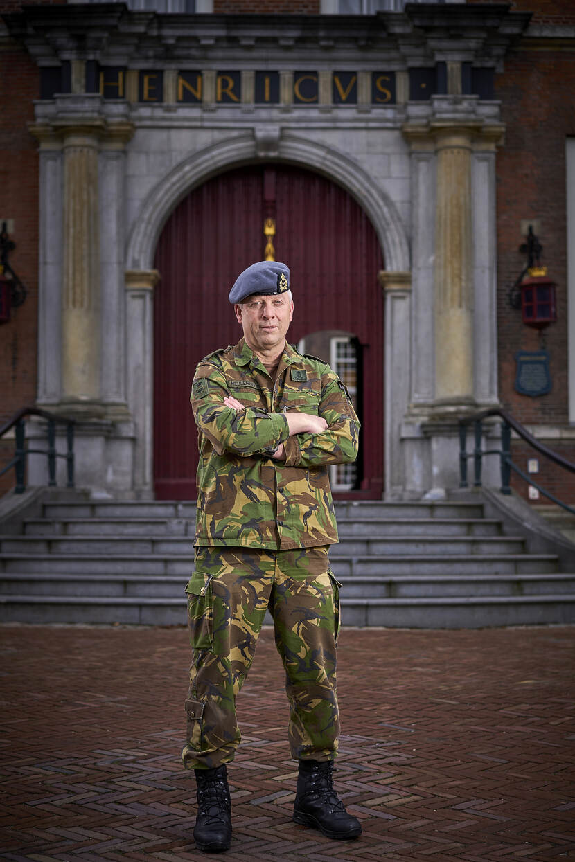 Militair Jeffrey voor de Henricuspoort van de KMA.