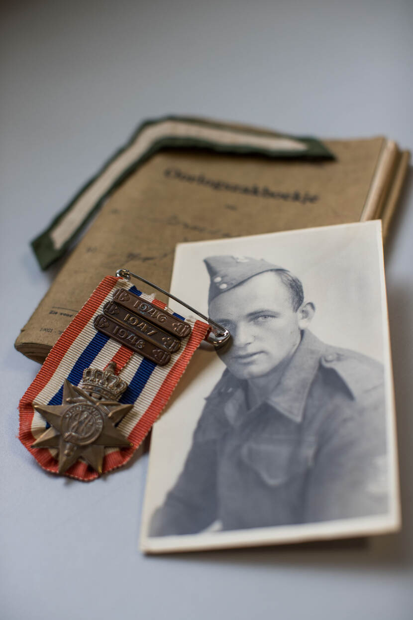 Ereteken voor Orde en Vrede met jaargespen van ’46, ’47, ’48, portretfoto opa Niels, Oorlogszakboekje en soldatenstreep.