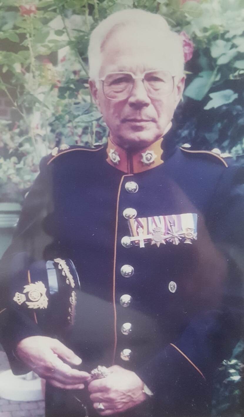 Militair in ceremonieel tenue