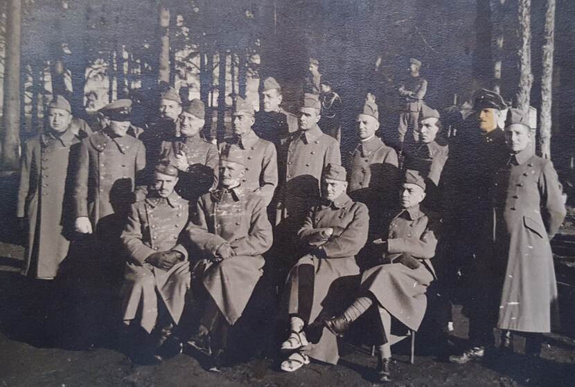 Groep krijgsgevangenen militairen.