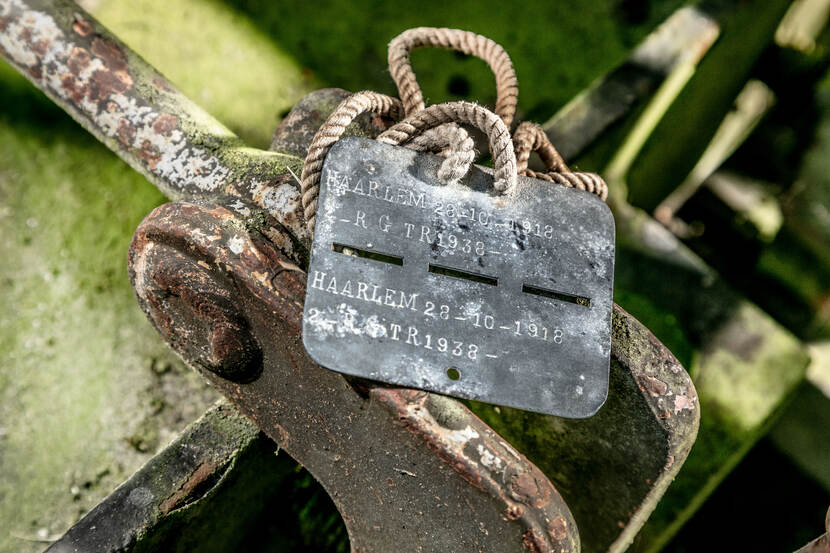 Metalen naamplaatje met de tekst Haarlem, 28-10-1918.