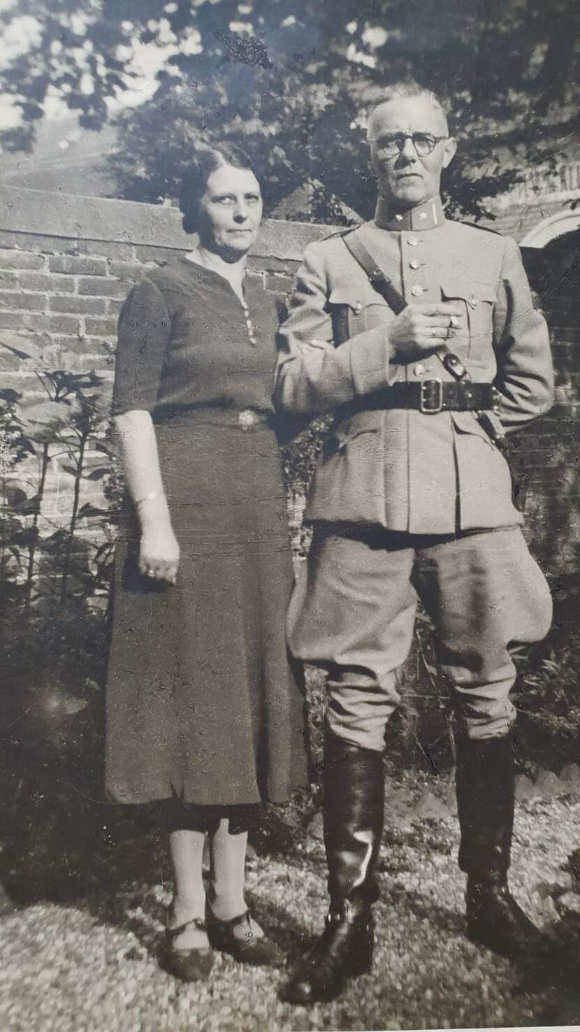Portretfoto militaire overgrootvader en overgrootmoeder van Thulai van Maanen.