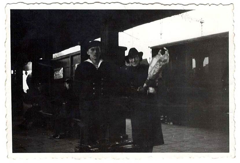 Historische foto van marineman met zijn vrouw.