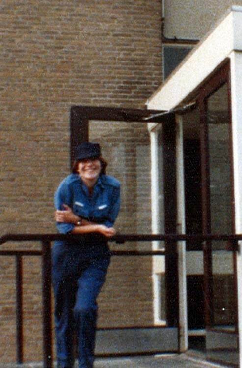 Foto van marinevrouw in opleiding.