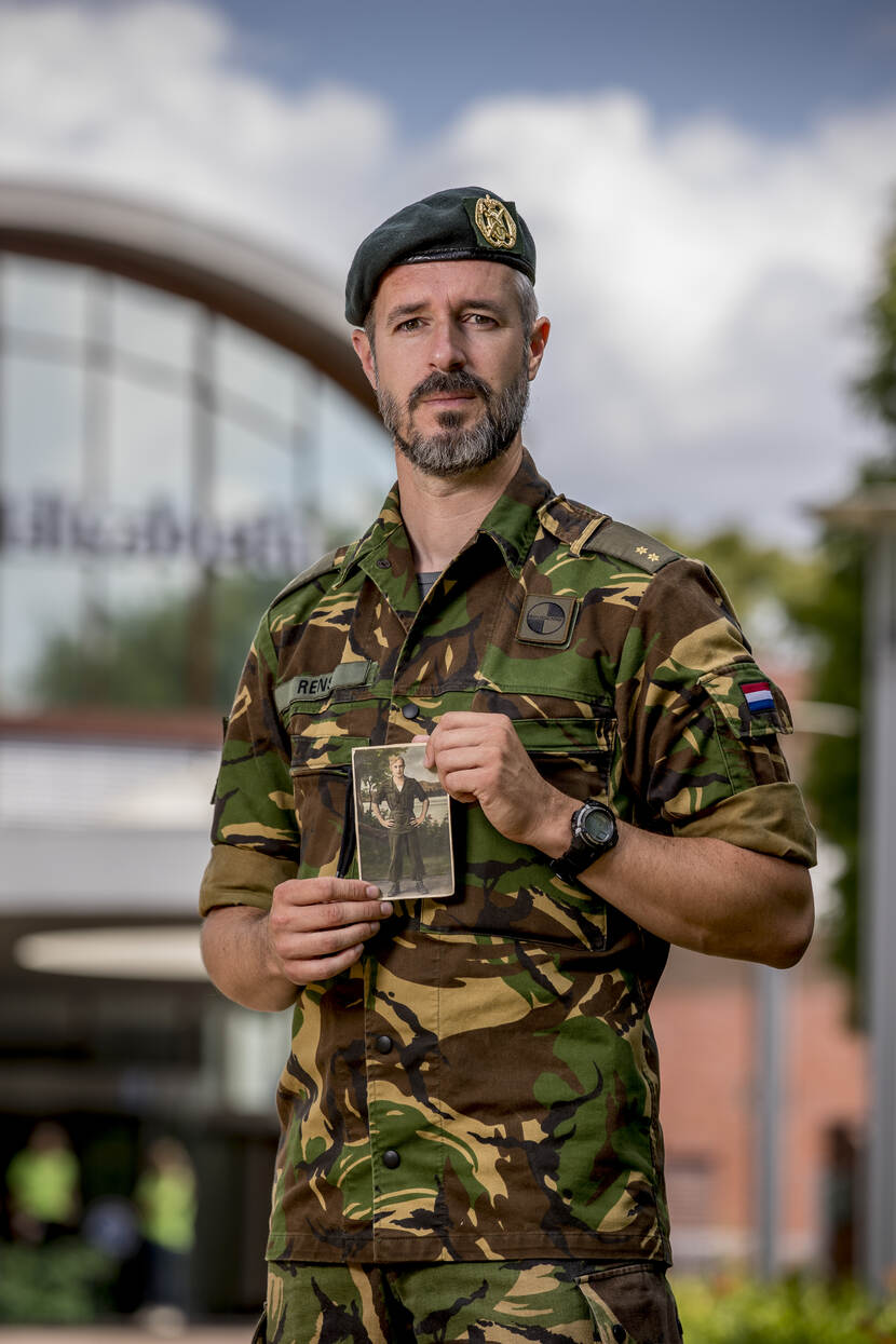 Wim Rens met een foto van zijn opa in zijn hand.