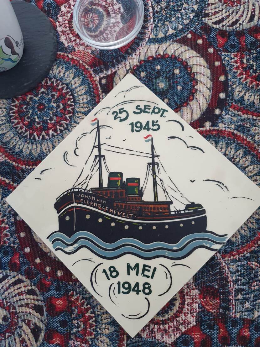 Tegeltje met een tekening van het schip Johan van Oldenbarnevelt met de tekst: 25 sept 1945 , 18 mei 1948.