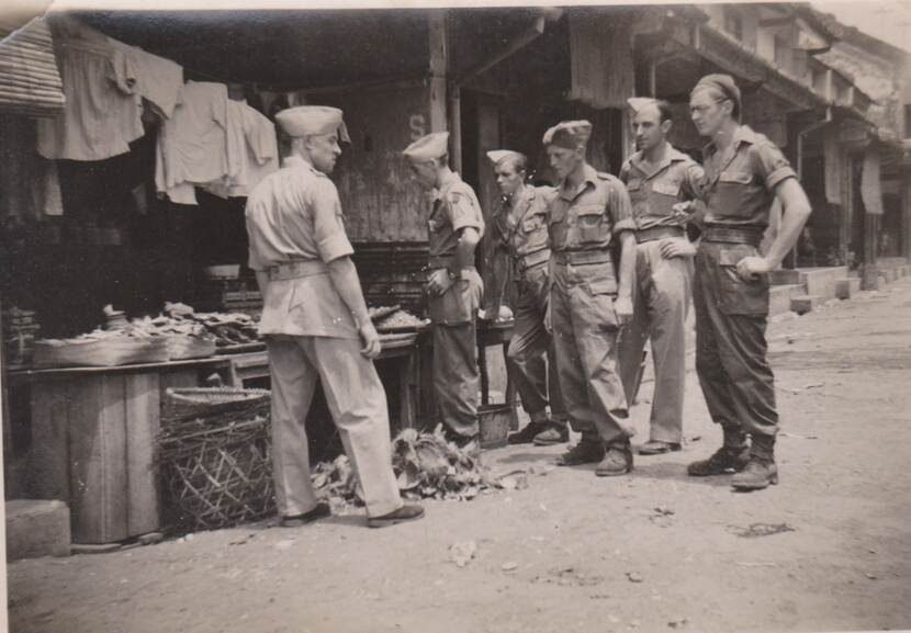 Oude foto van 6 militairen.