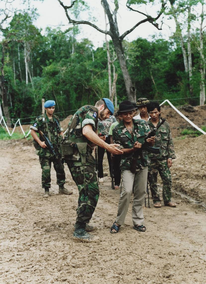 Mariniers in Cambodja trainen Cambodjanen.