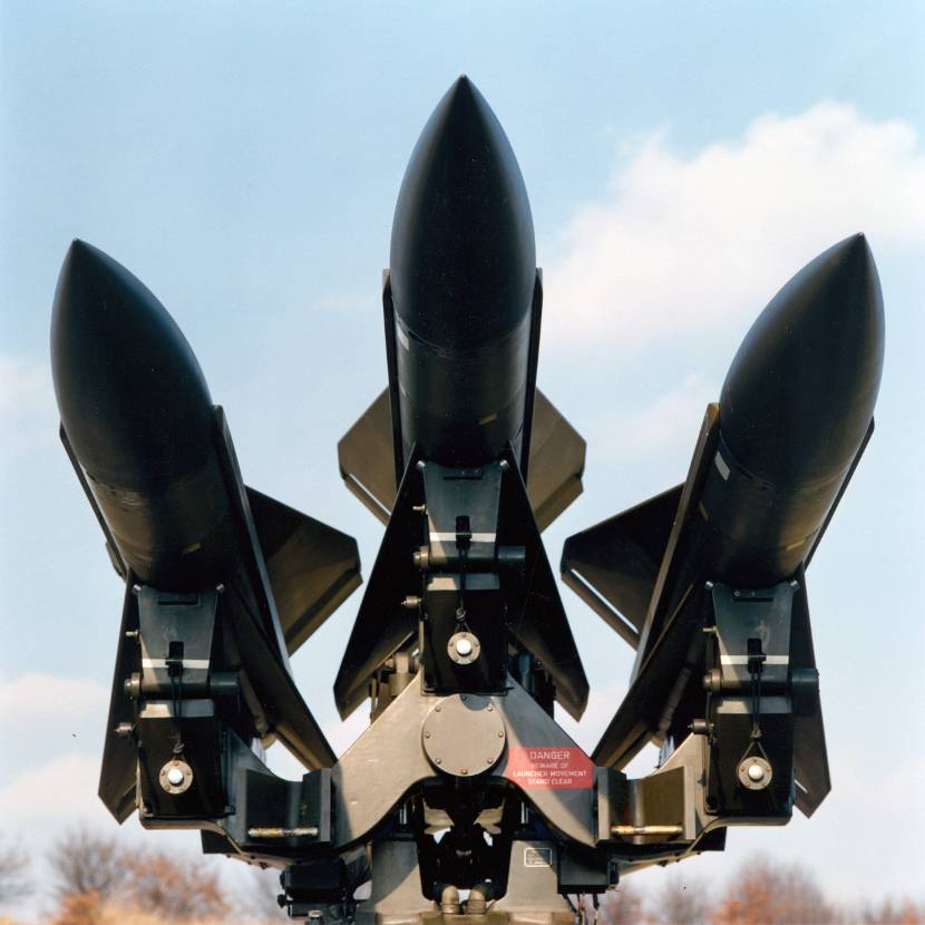 Vooraanzicht van 3 verbeterde HAWK-missiles op een lanceerinrichting.
