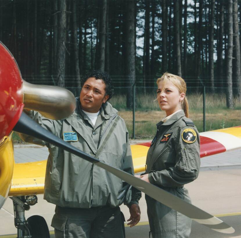 Eerste-luitenant in gesprek met onderhoudsmonteur bij een Pilatus PC-7 lesvliegtuig.