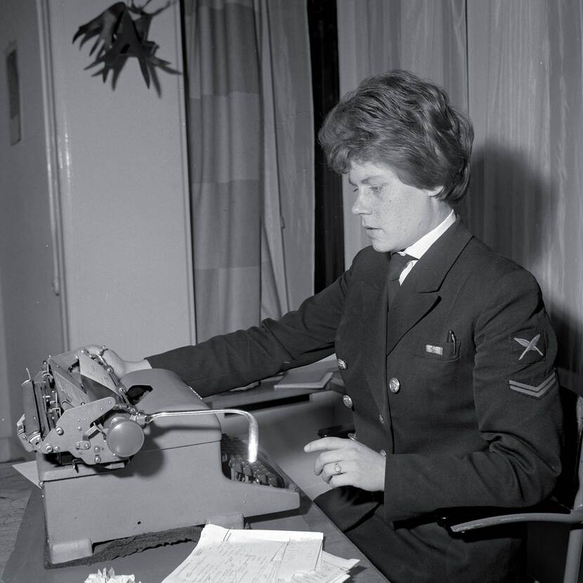 Marva achter typemachine