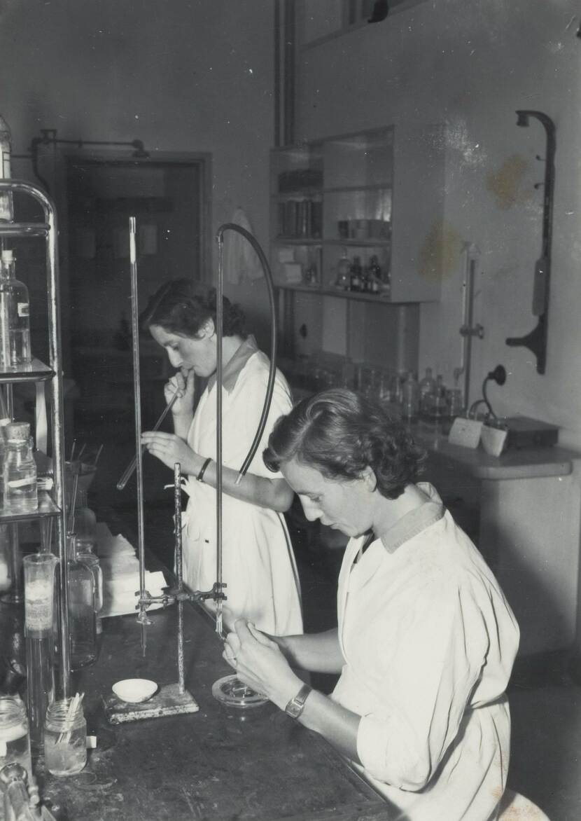 Milva's werken in het laboratorium van het Militair Hospitaal Utrecht.