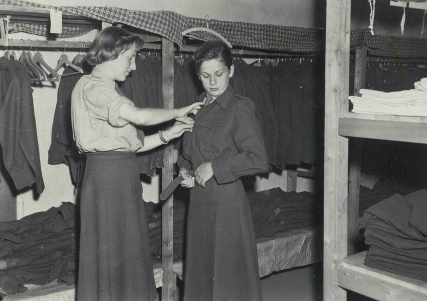 Vrouwelijke militair past kleding.