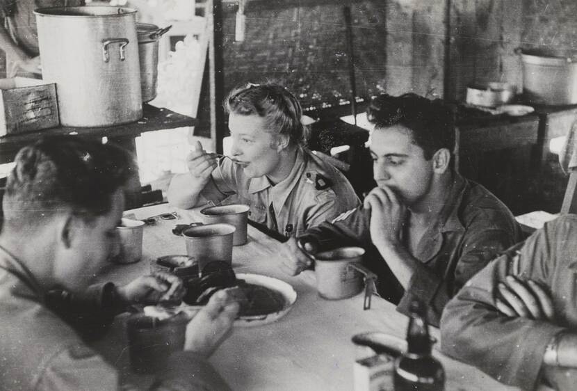 Lid Vrouwenkorps KNIL in Amerikaanse mess.