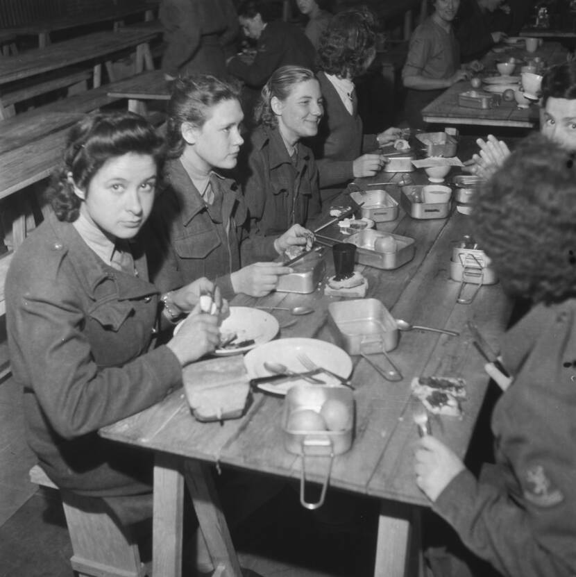 Opleidingskamp voor het Vrouwenhulpkorps in Bouvigne.