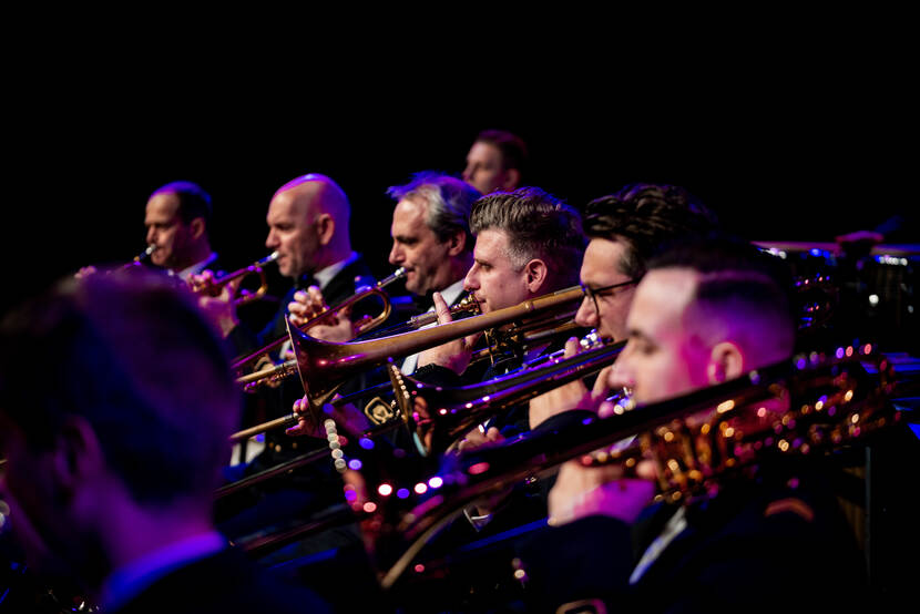 6 muzikanten spelen blaasinstrumenten.