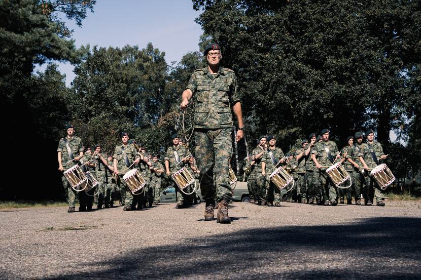 Militaire muzikanten aan het marcheren.