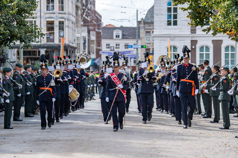 Het Fanfare 'Korps Nationale Reserve' defileert tijdens Prinsjesdag.