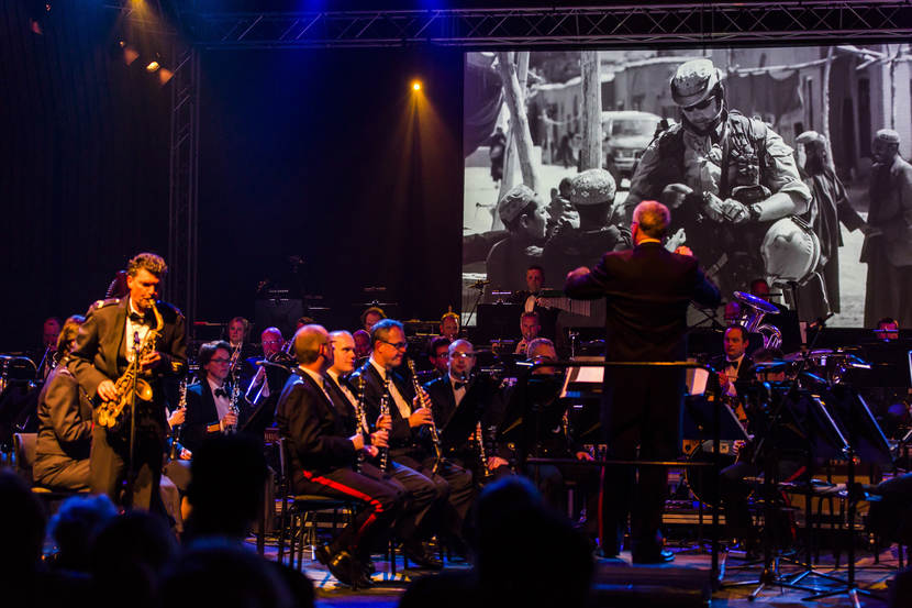 Johan Willem Friso Kapel speelt tijdens concert 'de mens centraal'.
