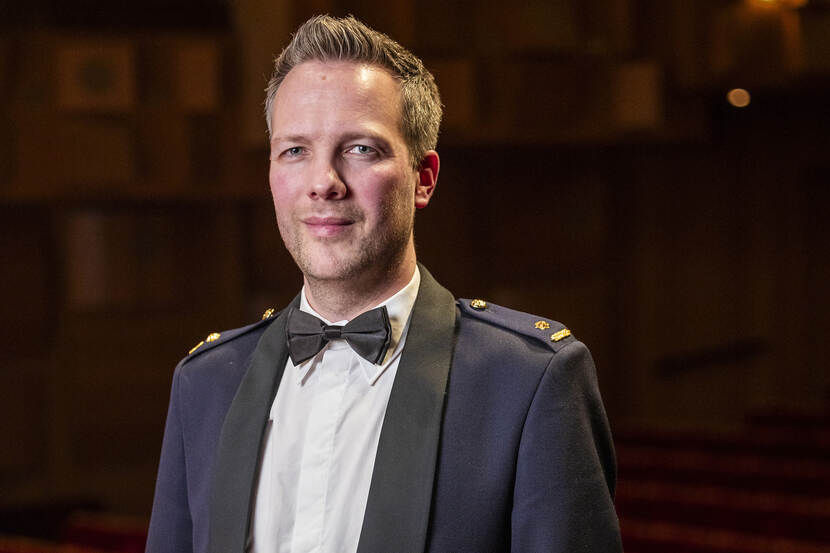 Portret van Frans-Aert Burghgraef, chef-dirigent Koninklijke Militaire Kapel ‘Johan Willem Friso’.