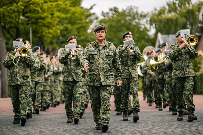 De Koninklijke Militaire Kapel 'Johan Willem Friso' marcheert met camouflagepak.