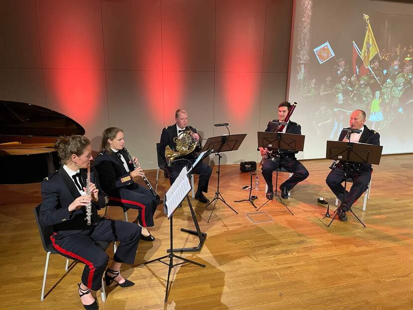 Het blaaskwintet van de KMKJWF aan het spelen.