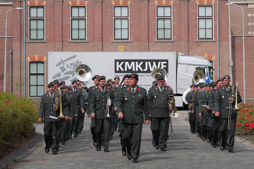 De KMKJWF marcheert in dagelijks tenue