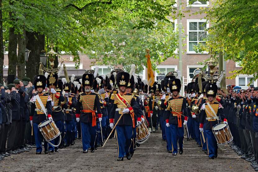 De KMKJWF marcheert in ceremonieel tenue tijdens Prinsjesdag.