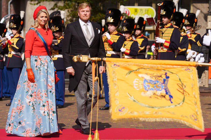 De koning en de koningin tijdens Prinsjesdag  met op de achtergrond de KMKJWF.