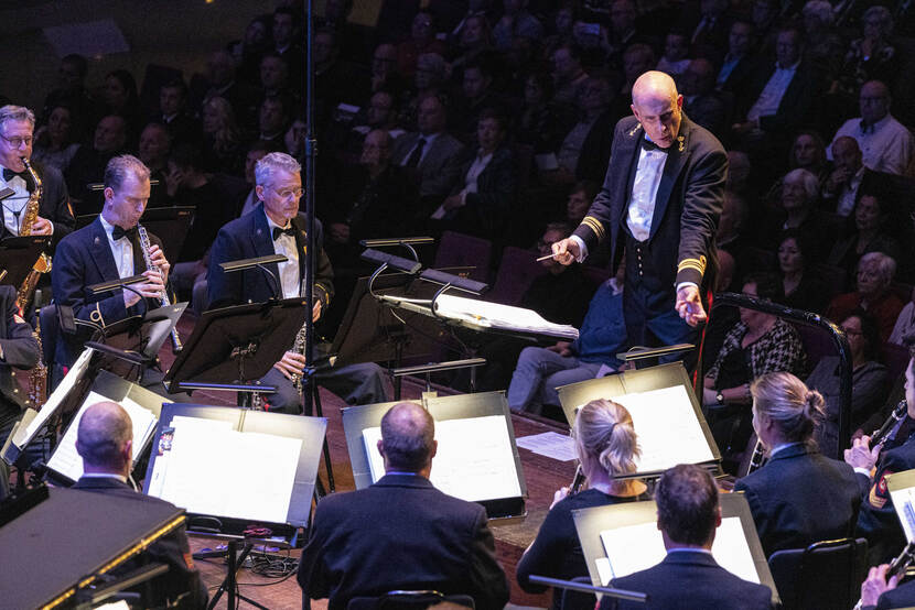 Majoor der Marinierskapel Arjan Tien tijdens een korpsconcert in Rotterdam.