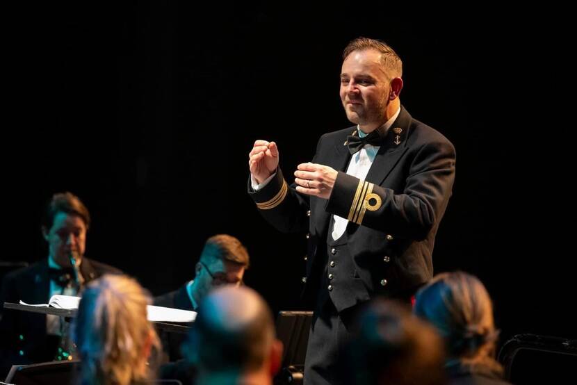 Chef-dirigent Erik van de Kolk aan het werk.