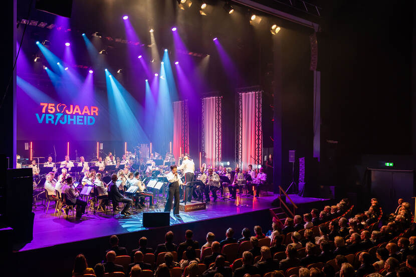 Marinierskapel op podium, met tekst op achtergrond: 75 jaar Vrijheid.