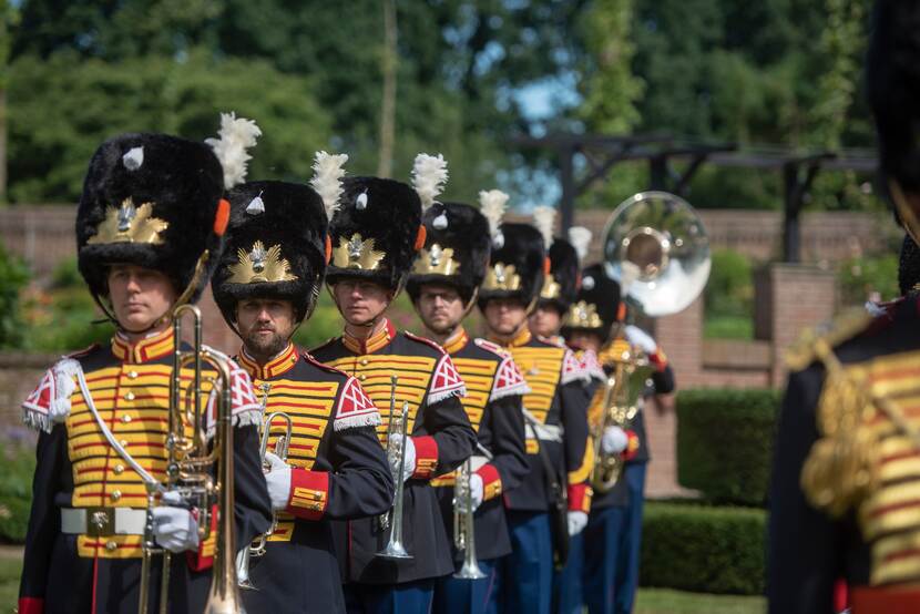 Het Regimentsfanfare Garde Grenadiers en Jagers in ceremonieel tenue.