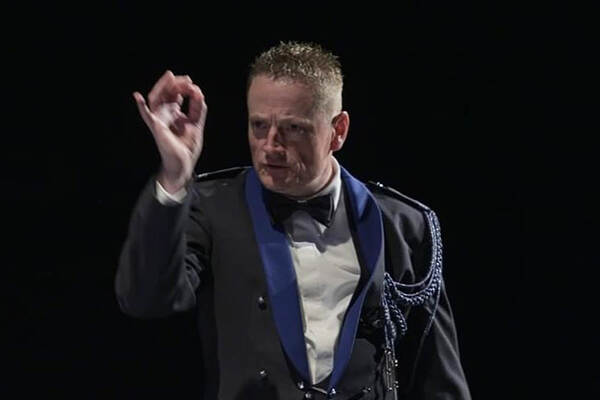 Portretfoto van Ido Gerard Kempenaar, chef-dirigent van het Orkest Koninklijke Marechaussee.