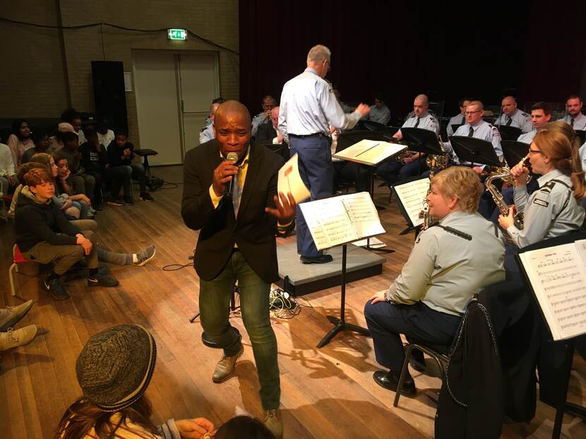 Zanger samen met het orkest koninklijke marechaussee.