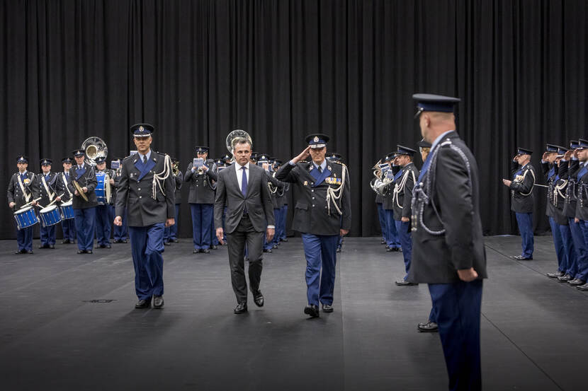 Optreden orkest koninklijke marechaussee bij medaille-uitreiking.