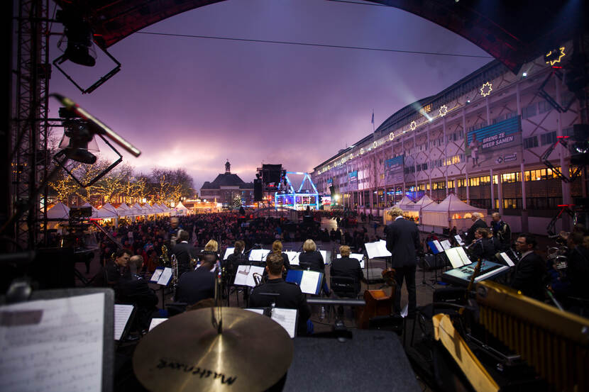 Orkest Koninklijke Marechaussee speelt tijdens Serious Request in 2017.