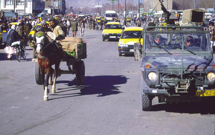 Patrouille met MB door Kabul door detachement Korps Commandotroepen (2002).