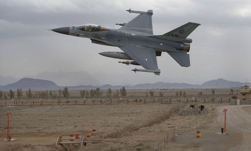 Nederlandse F-16 stijgt op vanaf vliegveld in Kandahar.