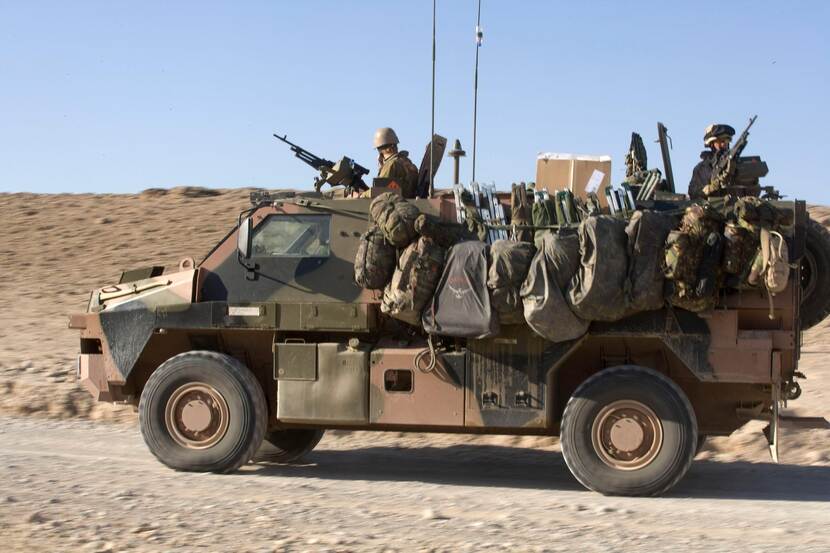 Bushmaster volgehangen met militaire uitrustingsstukken.