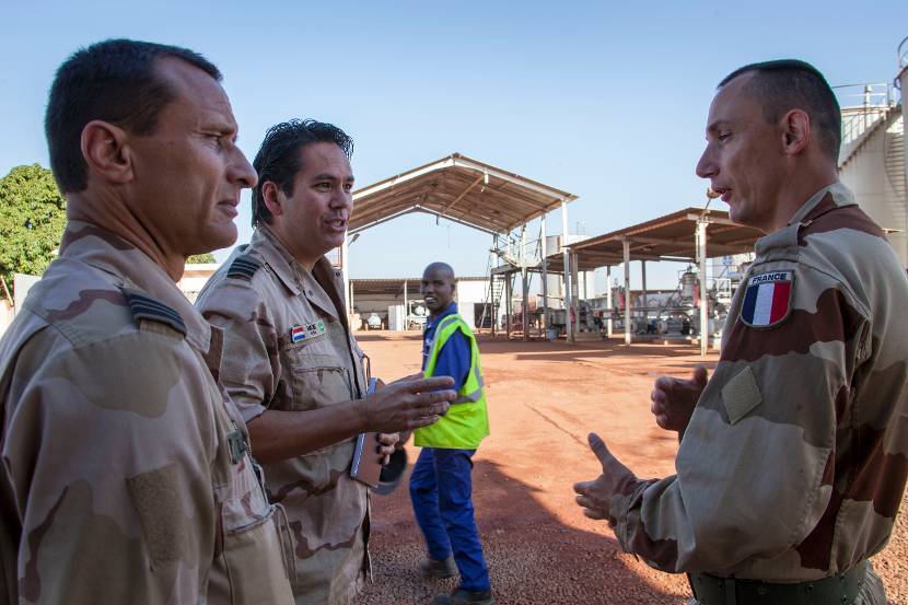Militairen op vliegveld Bamako.