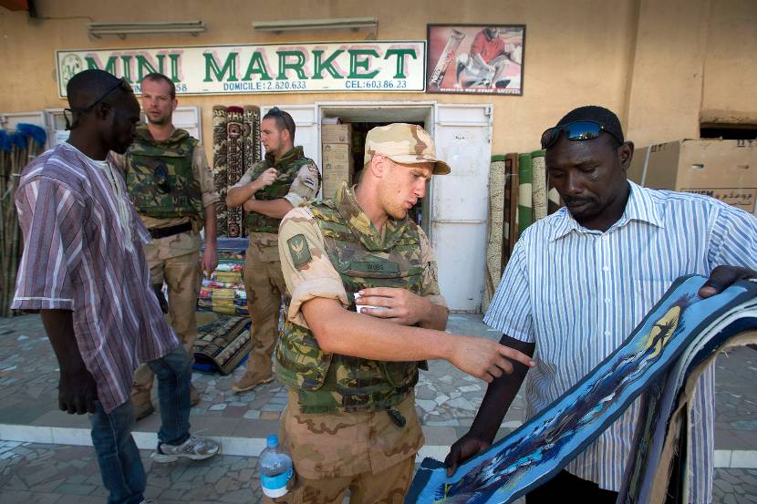 Militairen op een markt in Gao.