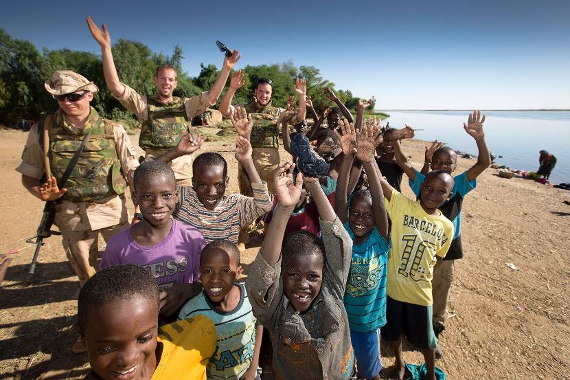 Militairen met Afrikaanse kinderen.