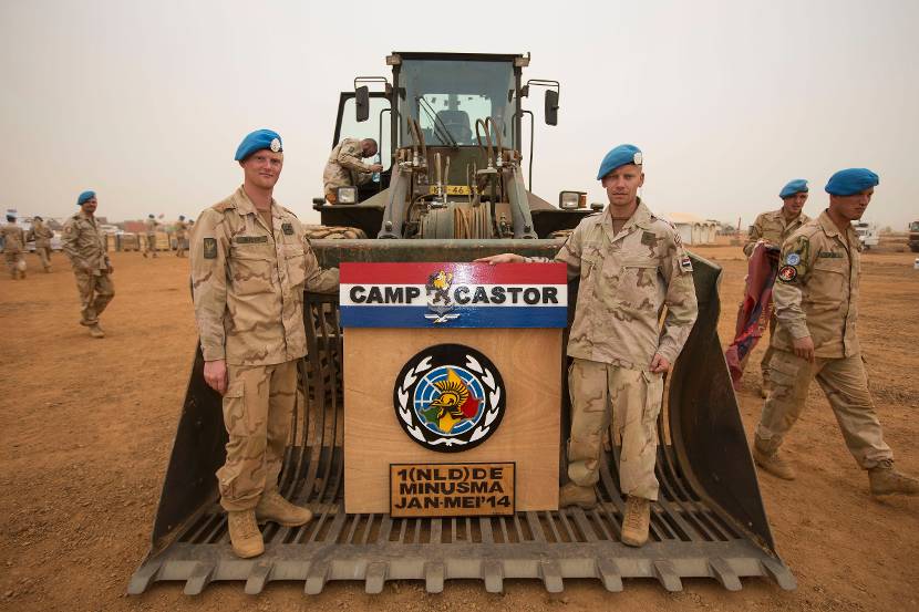 Een shovel draagt het naambord van Camp Castor.
