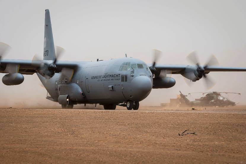 Een C-130 Hercules-transportvliegtuig arriveert met goederen.