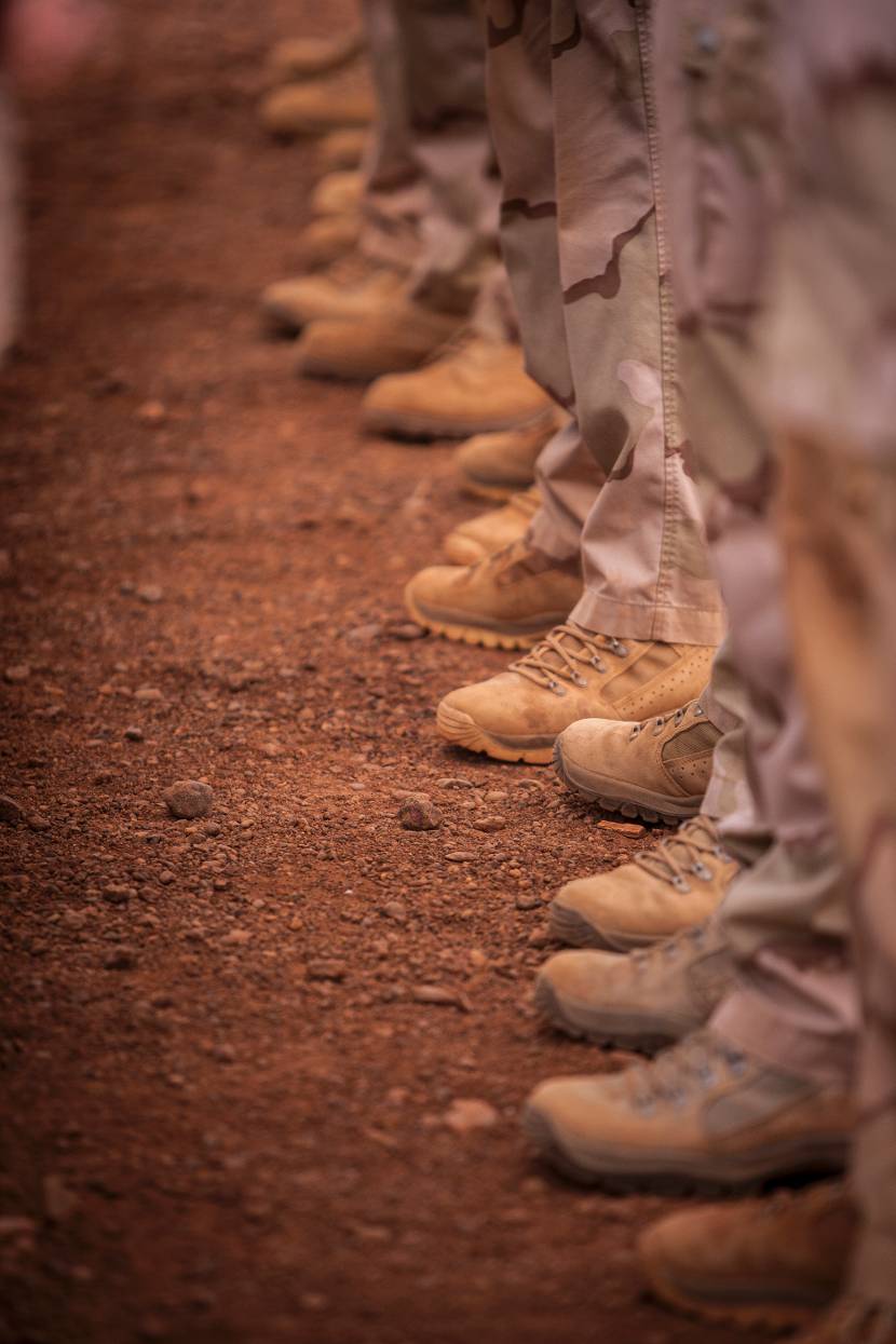 Schoenen van opgelijnde militairen op Kamp Castor.