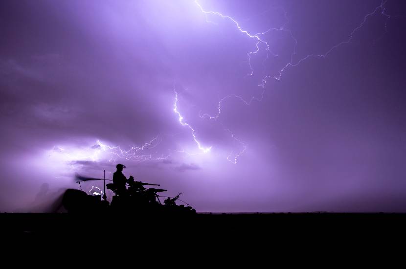 Militairen op wacht tijdens onweer en bliksem.