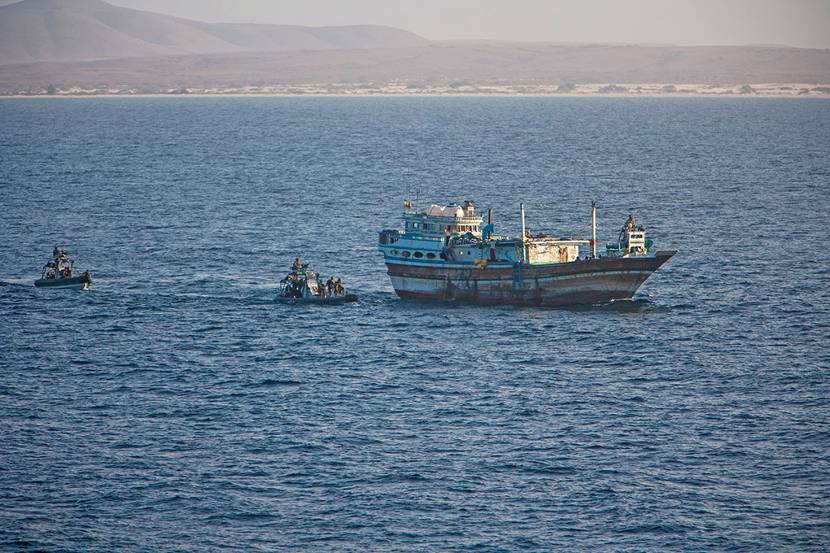 RHIB nadert piratenschip in Somalisch water.