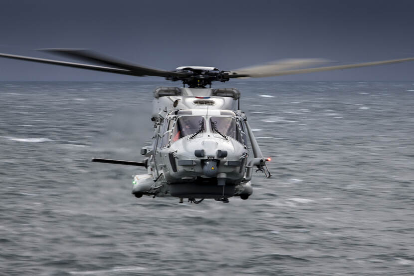 Vooraanzicht NH90-maritieme gevechtshelikopter boven zee.
