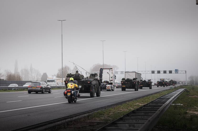 Militaire colonne verplaatst zich over de Nederlandse snelweg.